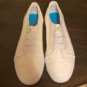 White canvas size 8 shoes brand: Blowfish